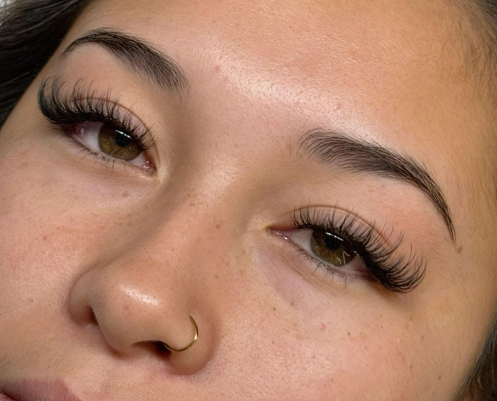 A hybrid lash set — classic extensions blended with volume fans for a textured finish
